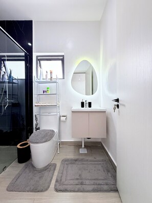 Douche, serviettes fournies, savon, papier toilette