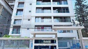 Un edificio alto y moderno, con varios balcones y ventanas grandes.
