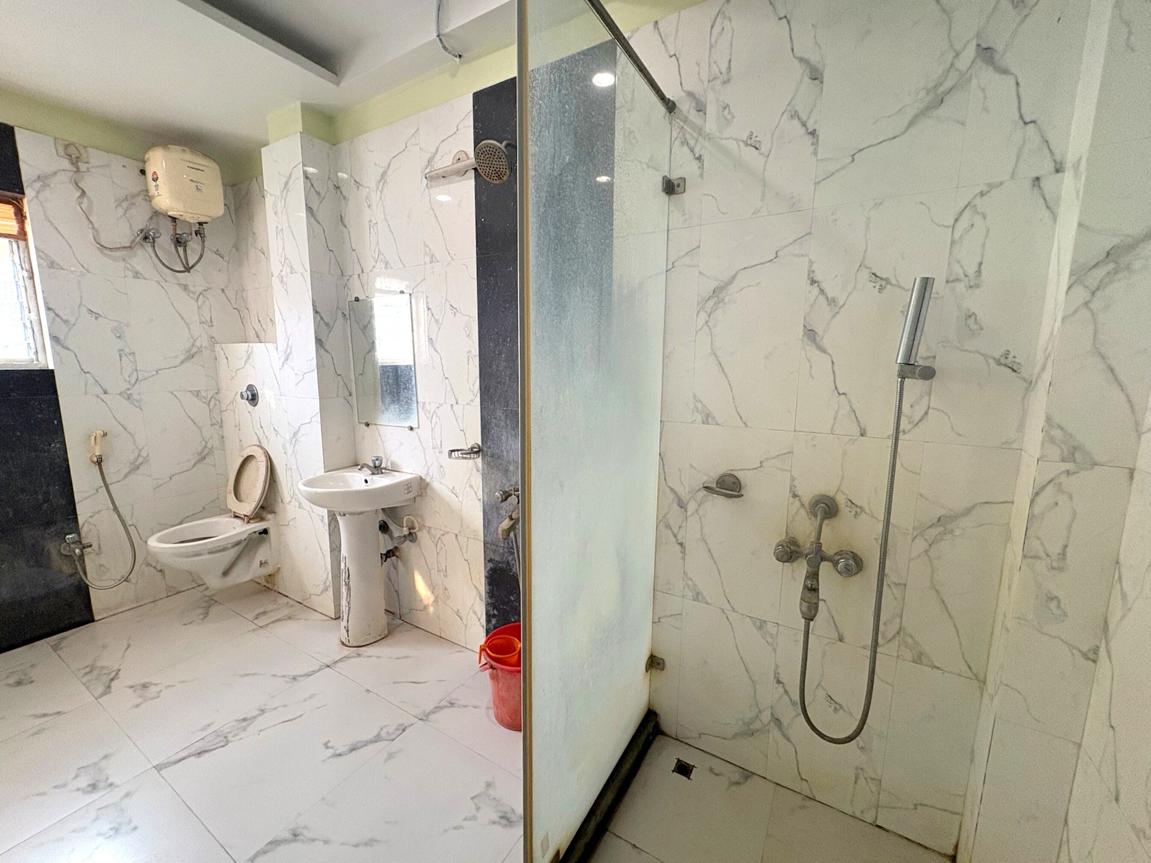 Ducha, artículos de tocador gratuitos, toallas