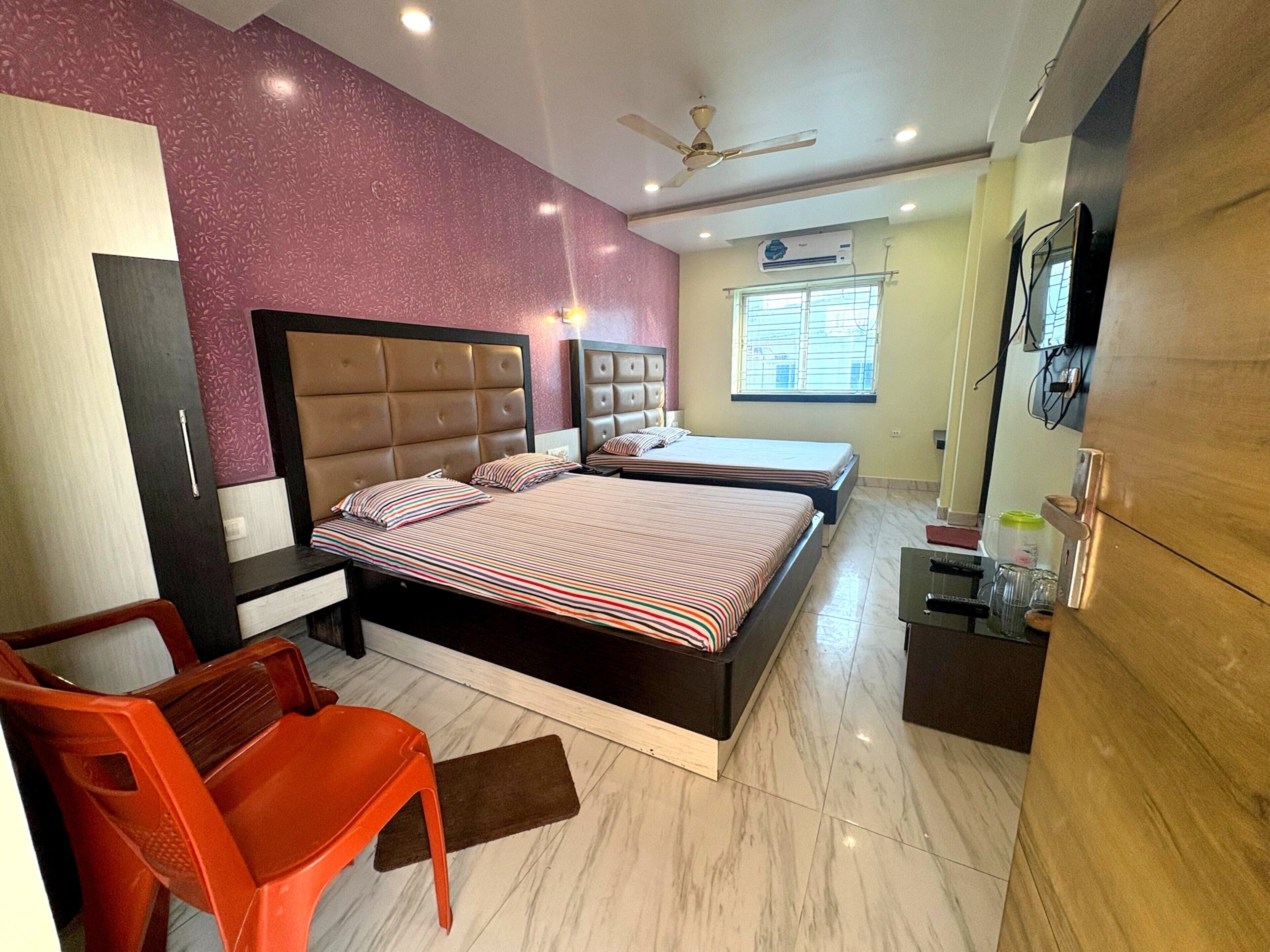 Habitación cuádruple Deluxe, vistas a la ciudad | Escritorio y wifi gratis