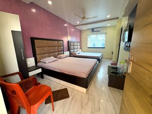 Neljän hengen deluxe-huone, kaupunkinäköala | Työpöytä, ilmainen Wi-Fi