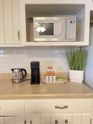 Fridge, microwave, oven, stovetop - Spacious 3BR house. Great location. Fresh and cozy. 4 Parking (Altoona)