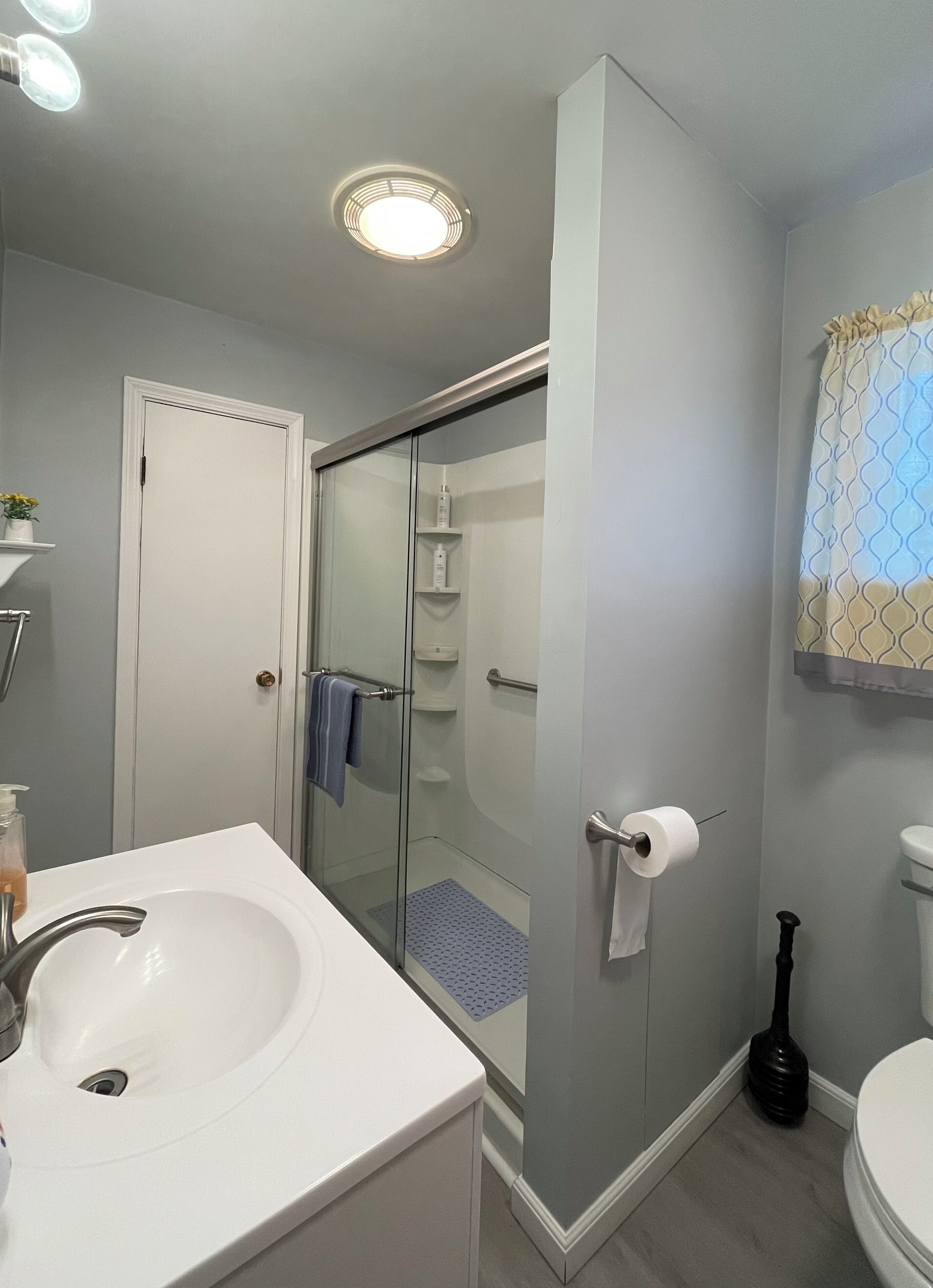 Towels, soap, shampoo, toilet paper