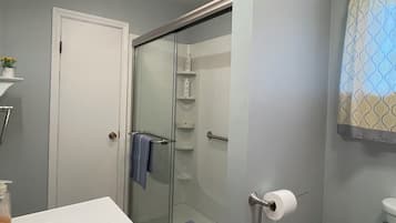 Serviettes fournies, savon, shampooing, papier de toilette