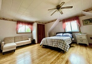 3 bedrooms, free WiFi - Spacious 3BR house. Great location. Fresh and cozy. 4 Parking (Altoona)