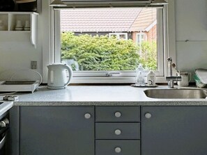 Fridge, cookware/dishes/utensils