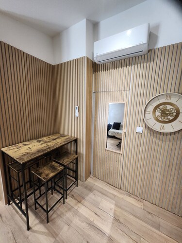 Superb small air-conditioned 2-bedroom apartment Ideally located