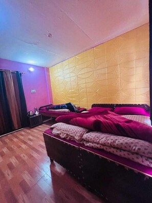 Habitación Deluxe con 1 cama doble o 2 individuales | Escritorio y wifi gratis