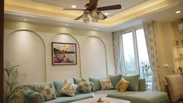Apartment, Balcony, Mountain View | Living area
