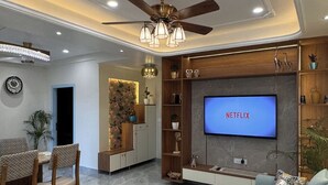 Apartemen, balkon, pemandangan gunung | Area keluarga | TV layar datar