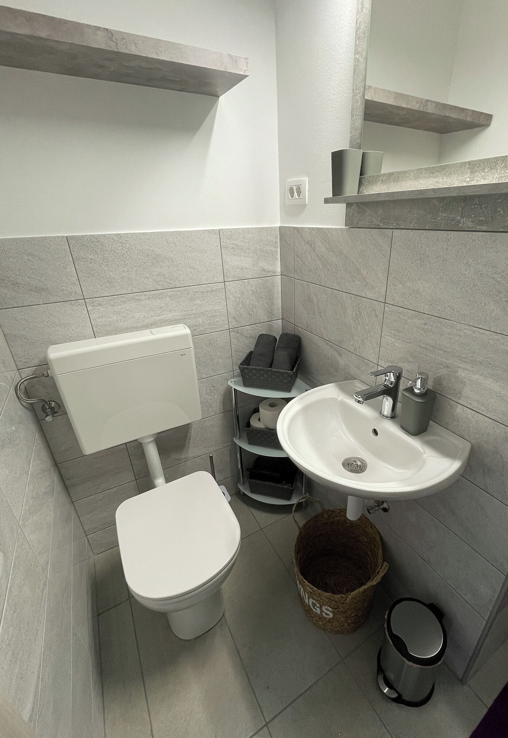 Een haardroger, handdoeken, zeep, toiletpapier