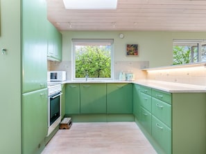 Kühlschrank, Mikrowelle, Geschirrspüler, Kochgeschirr/Geschirr/Besteck