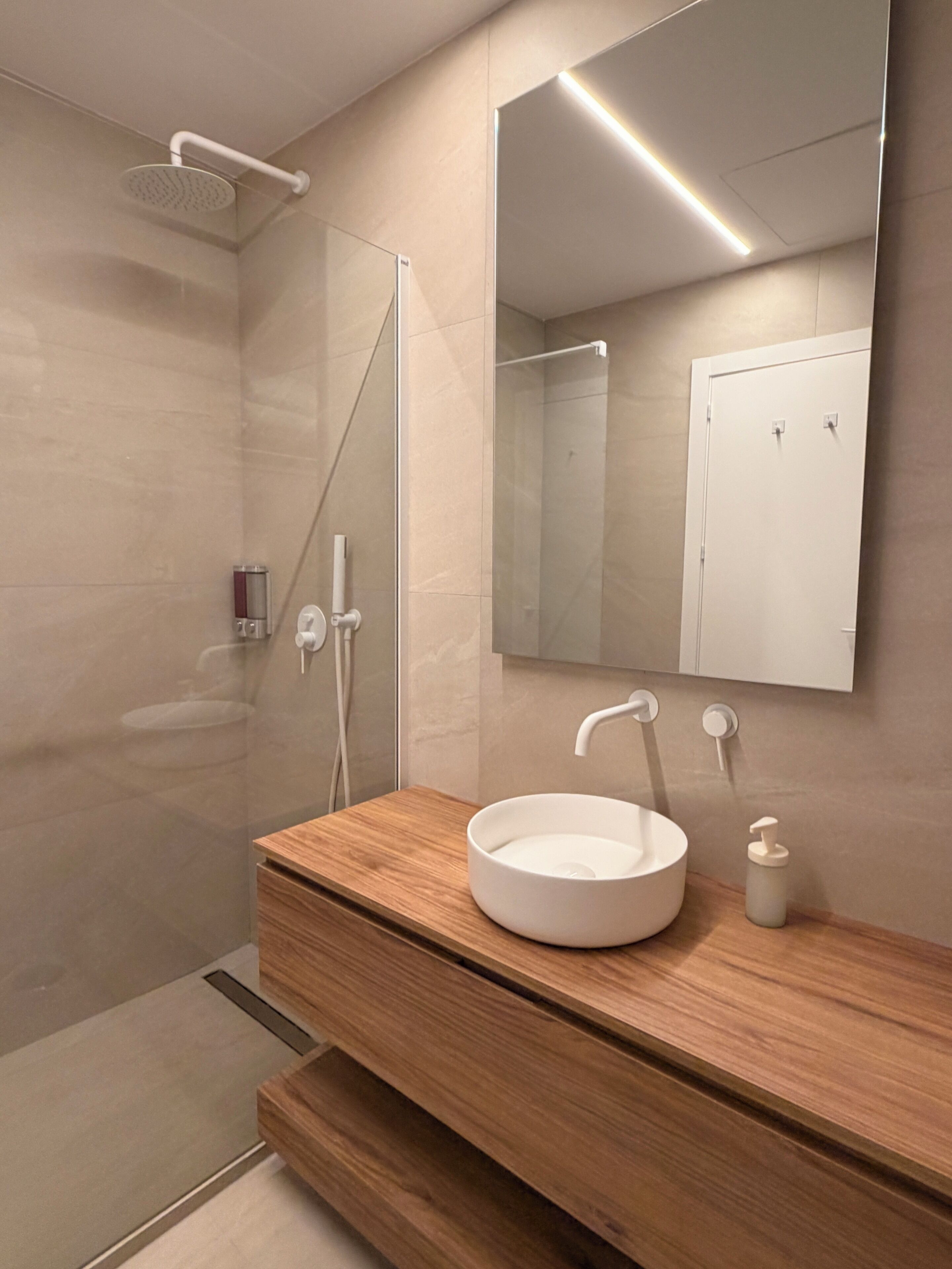 Deluxe-Studio | Badezimmer | Dusche, Haartrockner, Handtücher, Seife