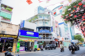 A multi-story building with a pharmacy, a barbershop, and a spa. - AVORA Cong Quynh Hostel & Apartment (Cau Ong Lanh Ward District One)