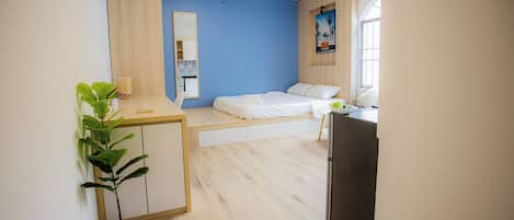 Habitación estándar con 1 cama matrimonial o 2 individuales | Escritorio, espacio para trabajar con laptop y cortinas blackout
