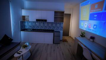 Standard Double or Twin Room | Private kitchen | Fridge, microwave, stovetop, cookware/dishes/utensils
