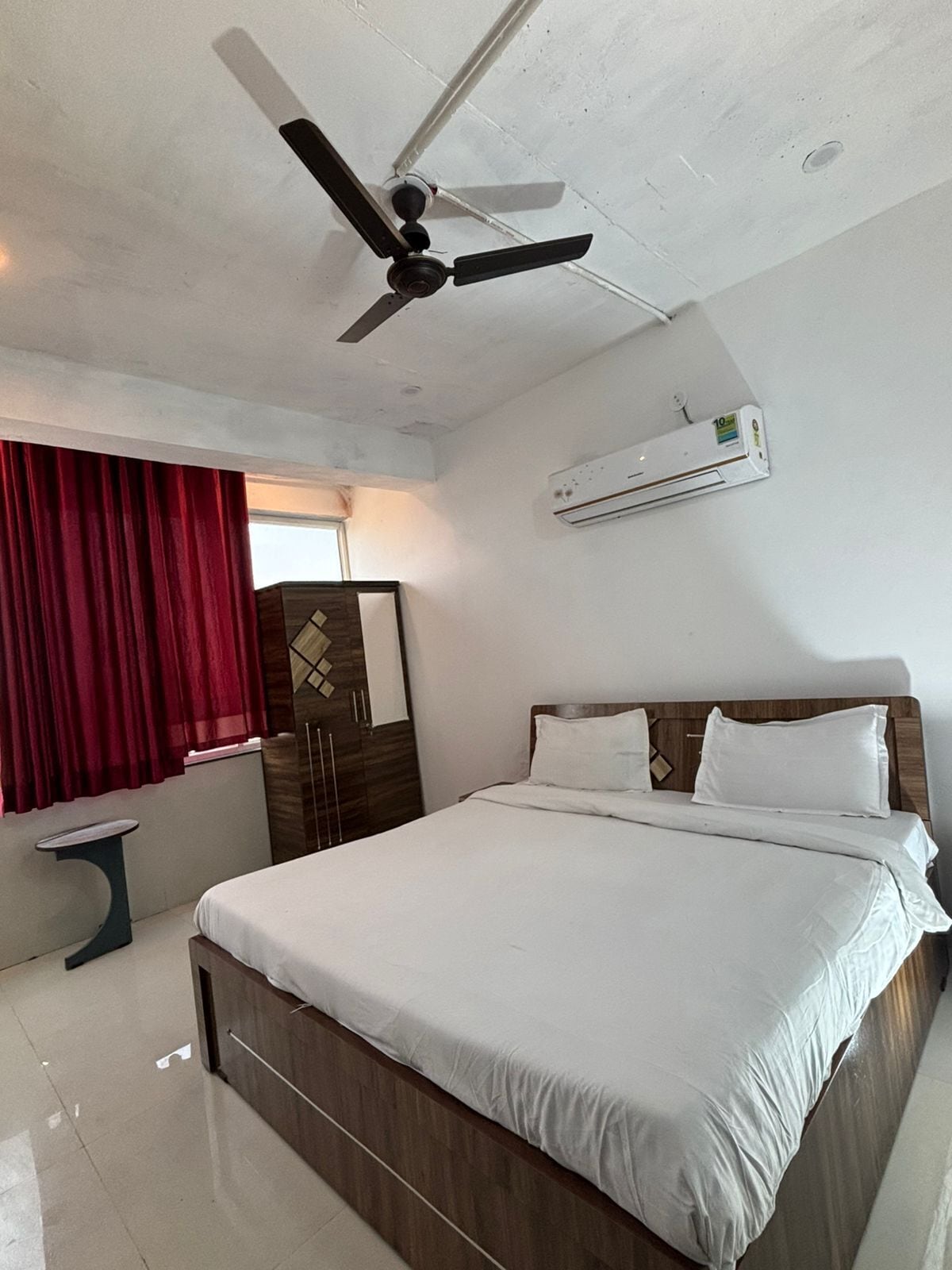 8 habitaciones, tabla de planchar con plancha, wifi y ropa de cama 