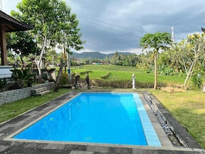 Una piscina al aire libre