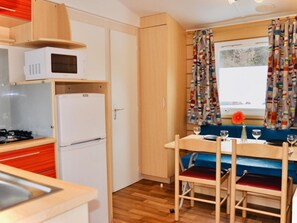 Jääkaappi, mikroaaltouuni, uuni, kahvin-/teenkeitin
