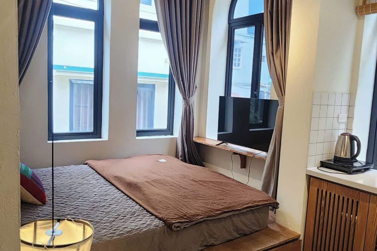 Basic Studio, Balcony, City View | Blackout drapes, soundproofing, iron/ironing board, free WiFi