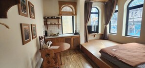 Perusstudio, parveke, kaupunkinäköala | Pimennysverhot, äänieristys, silitysrauta/-lauta, ilmainen Wi-Fi
