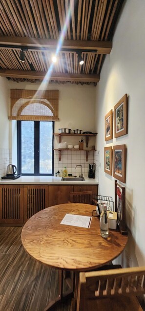 Perusstudio, parveke, kaupunkinäköala | Yksityinen keittiö | Keittoastiat/astiat/ruokailuvälineet