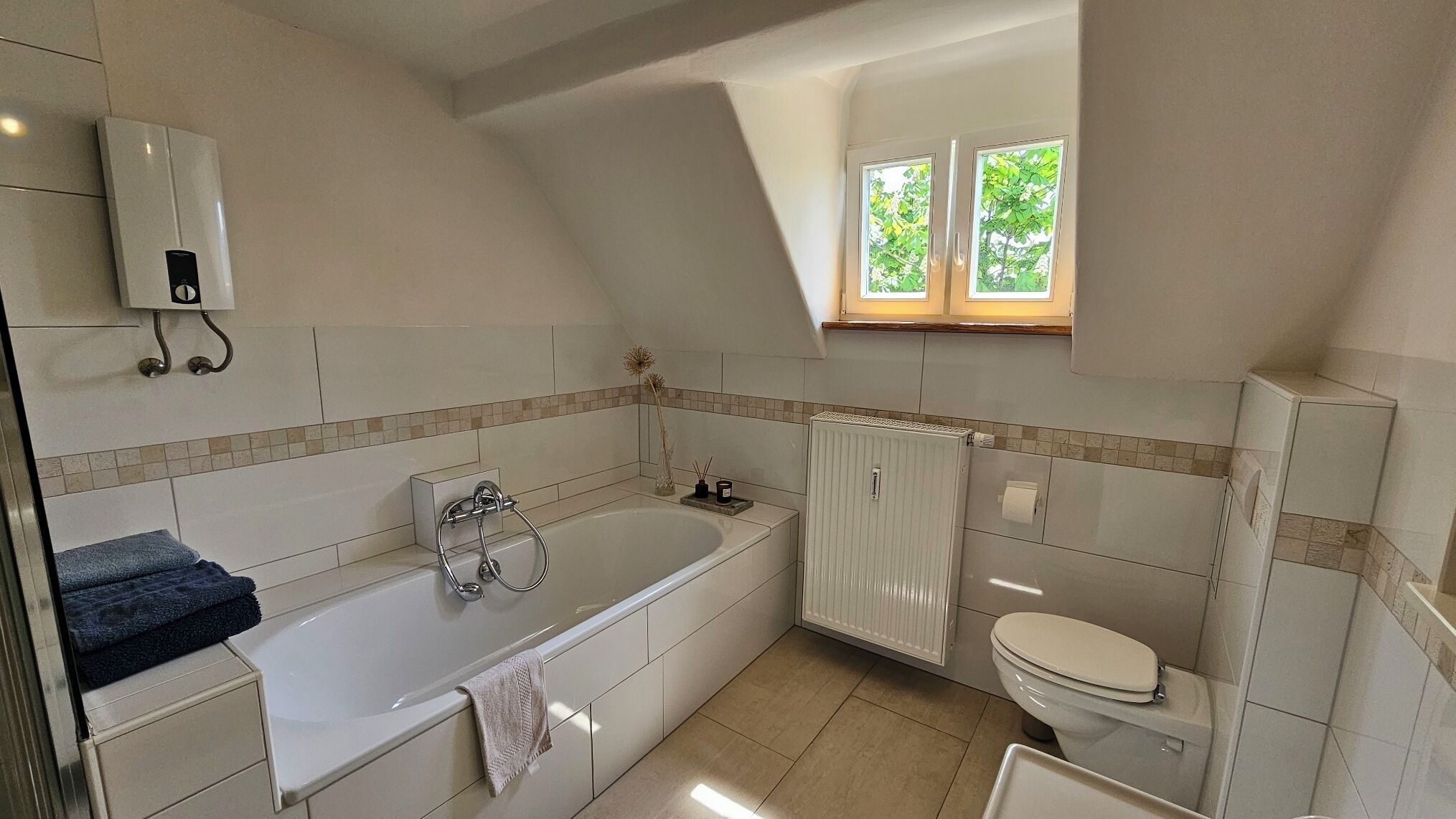 Haartrockner, Handtücher, Seife, Toilettenpapier