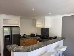 Fridge, microwave, oven, coffee/tea maker - Quiet villa with air conditioning and pool (Cavalaire-sur-Mer)