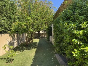 Property grounds - Quiet villa with air conditioning and pool (Cavalaire-sur-Mer)