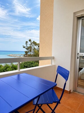 Outdoor dining - Seaview Apartment - With Pool (Larnaca)