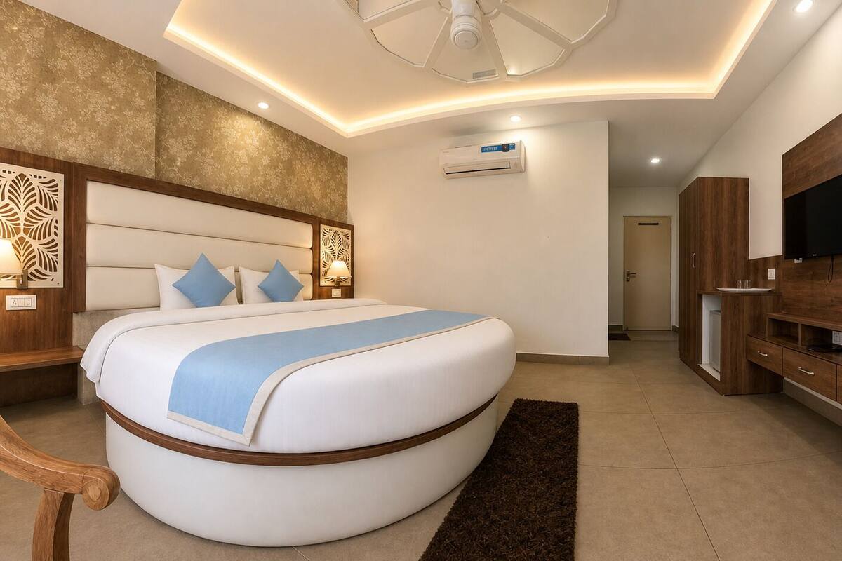 Ein modernes Schlafzimmer mit einem großen Bett, einem Fernseher und einem Einbauschrank.