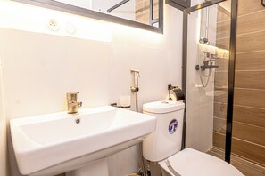 Suite | Bad | Dusj, håndklær, såpe og toalettpapir