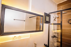 Phòng Suite | Phòng tắm | Buồng tắm vòi sen, khăn tắm, xà phòng, giấy vệ sinh