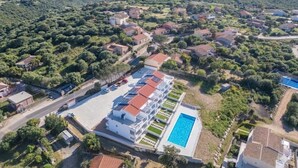 An aerial view of a resort with a swimming pool, multiple buildings, and surrounding greenery. - Affittimoderni Trinity D'Agultu - Aquamarine (Trinità d´Agultu e Vignola)