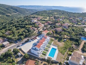 An aerial view of a resort with a swimming pool, multiple buildings, and surrounding greenery. - Affittimoderni Trinity D'Agultu - Aquamarine (Trinità d´Agultu e Vignola)