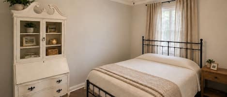 3 bedrooms, iron/ironing board, WiFi, bed sheets