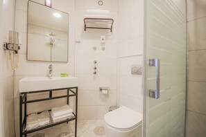 Shower, hair dryer, towels, soap - Özgüm Suite  (Datça)