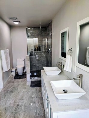 Dusche, Haartrockner, Handtücher, Seife