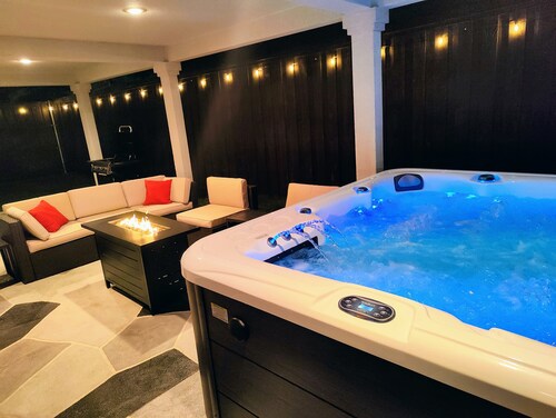 3-BDR Resort-style Home - Hot Tub, Mini Golf, Fire Pit, Grill, 1Gig WiFi, Office