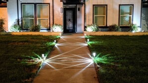 Un edificio de dos pisos con fachada simétrica, ventanas amplias y una entrada central.
