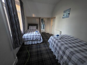 4 bedrooms, free WiFi, bed sheets - Apartment Sleeps 8 With Parking (Garve)
