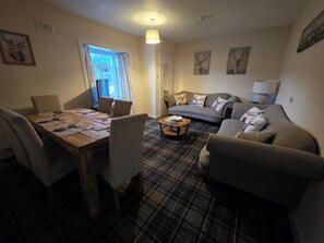 Living area - Apartment Sleeps 8 With Parking (Garve)