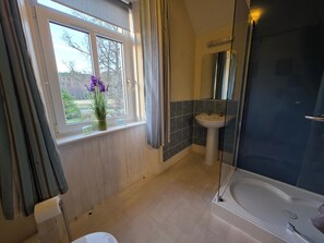 Shower, towels - Apartment Sleeps 8 With Parking (Garve)