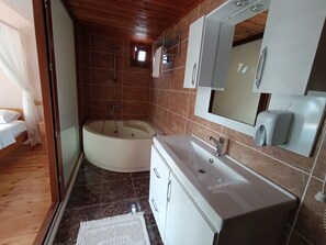 Bathtub, hair dryer, slippers, towels - Kabak Armes Otel (Fethiye)