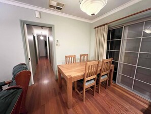 Dining - Private Room Home Feels | Bentleigh 1 min to train (Bentleigh)