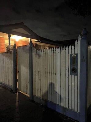 Exterior - Private Room Home Feels | Bentleigh 1 min to train (Bentleigh)