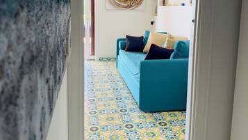 Luxury House, 2 Bedrooms, Roll-in Shower, Kitchen | Living area