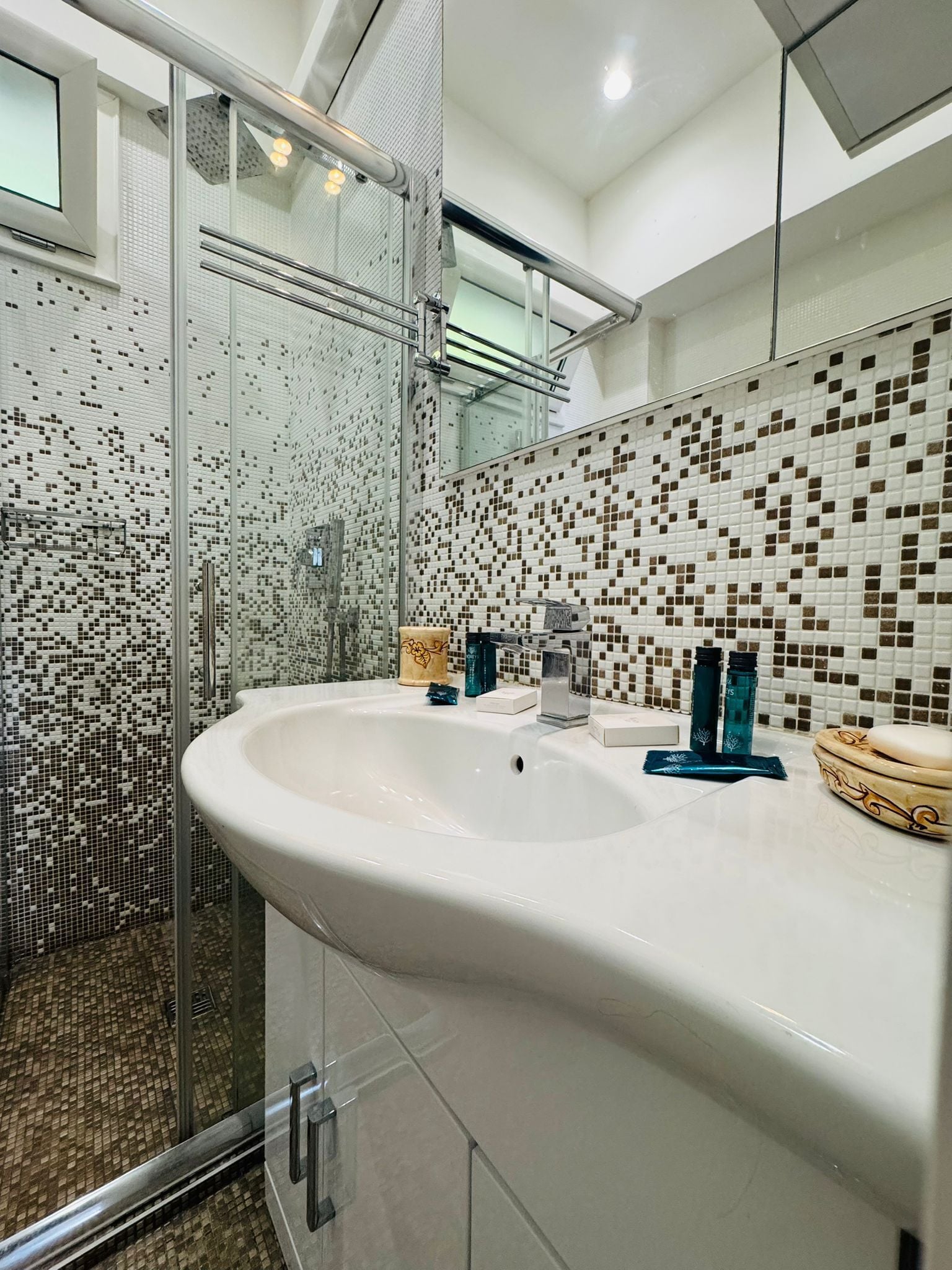 Maison luxueuse, 2 chambres, douche accessible en fauteuil roulant, cuisine | Salle de bain | Bidet