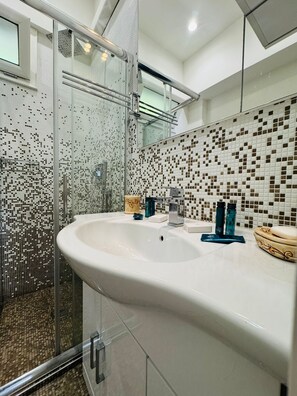 Luxury-Haus, 2 Schlafzimmer, rollstuhlgeeignete Dusche, Küche | Badezimmer | Bidet