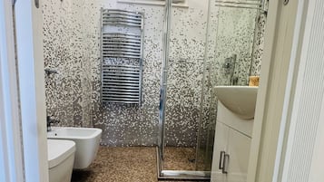 Luxury House, 2 Bedrooms, Roll-in Shower, Kitchen | Bathroom | Bidet
